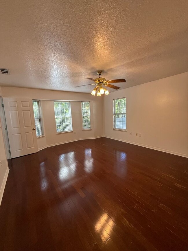 Building Photo - 1102 SE 10th St