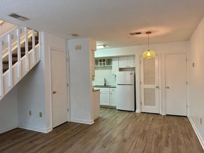 Building Photo - 2494 Etiwan Ave