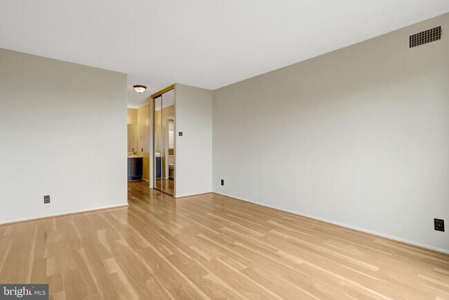 Building Photo - 307 Yoakum Pkwy
