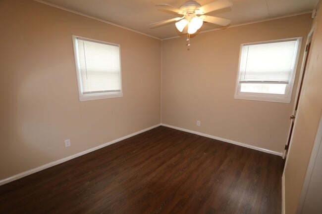 Building Photo - 3 Bedroom 1 Bath