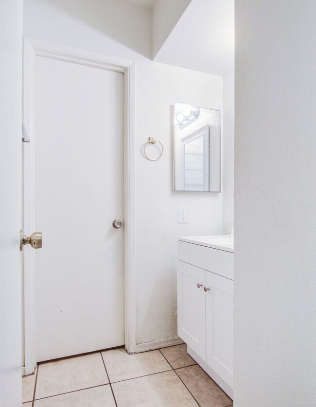 Building Photo - Charming 3 bedroom Townhome near MCC & Med...