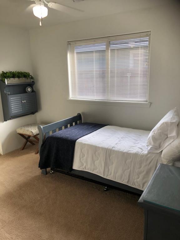 Building Photo - 525 Primrose Dr