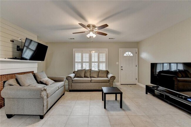 Building Photo - 8 Highland Ln