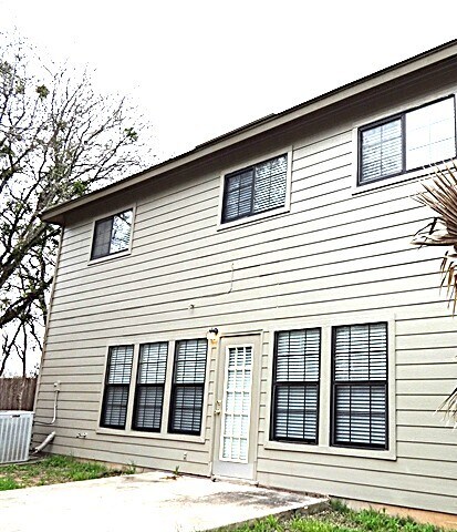 Building Photo - 360 Whispering Hollow Dr