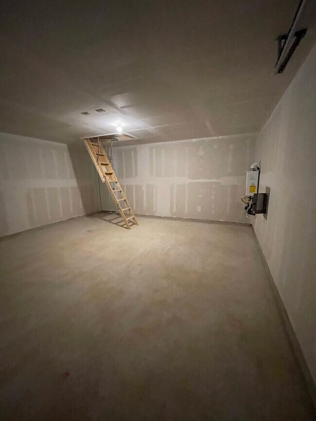 Building Photo - For Rent: Modern 3 Bed | 2 Bath | 2-Car Garage Home in Mission del Lago Community
