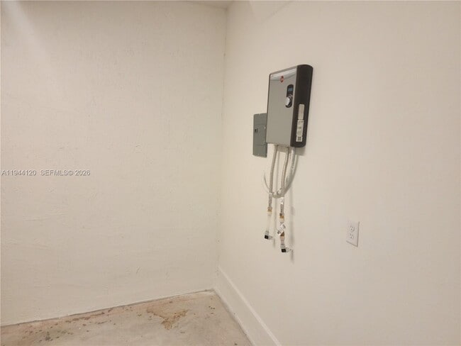 Building Photo - 2750 SE 24th Terrace