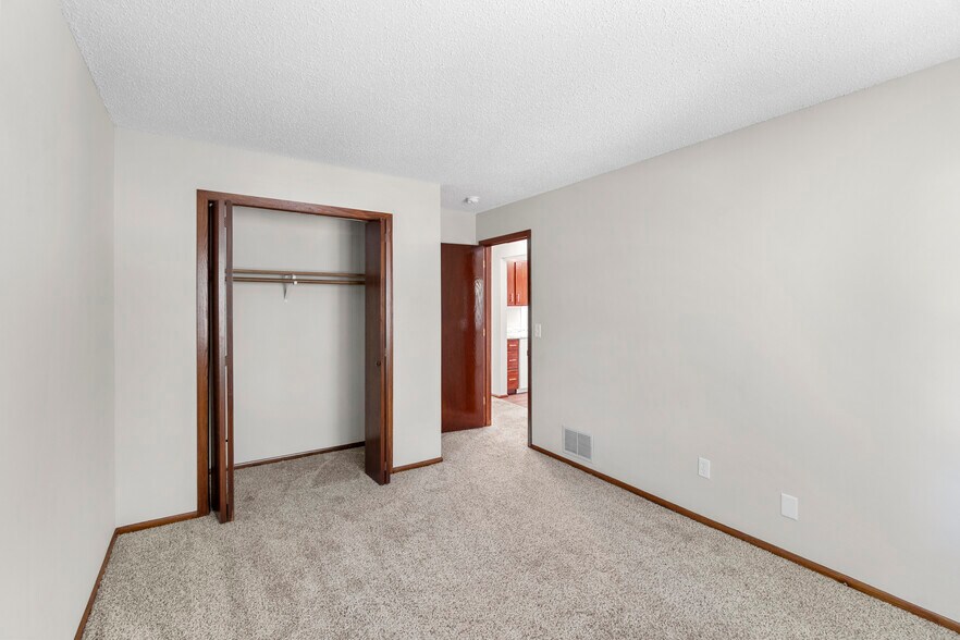 3 spacious bedrooms - 2 up and 1 down - 9774 Dorset Ln