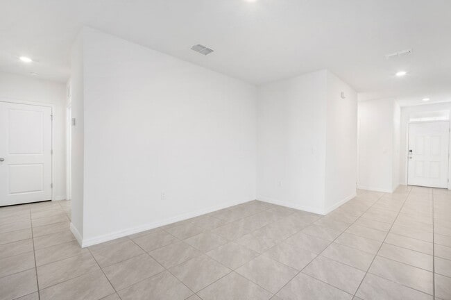 Building Photo - Charming 3/2 Home- Move In ready!