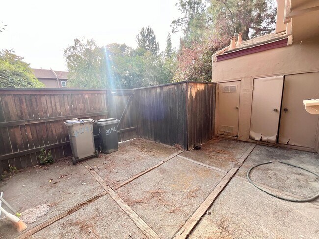Building Photo - Adorable 3 bed / 1.5 bath Condo