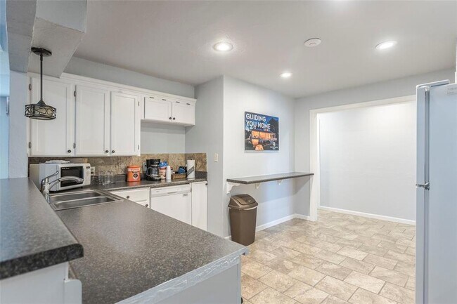 Building Photo - 1700 E State Hwy 152