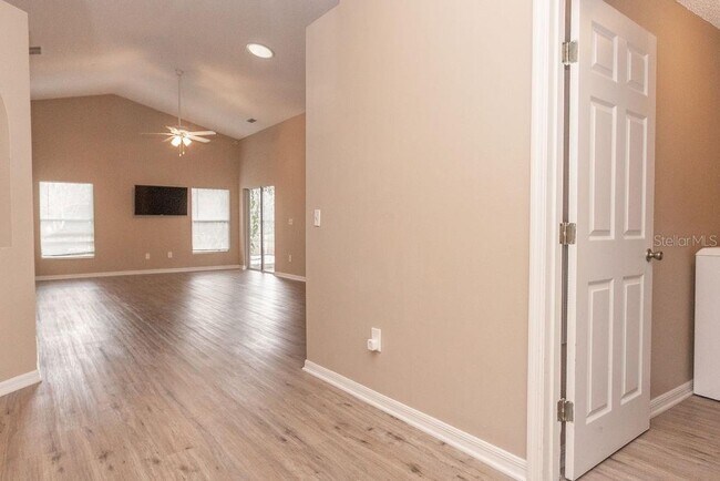 Building Photo - 565 Blue Water Ave