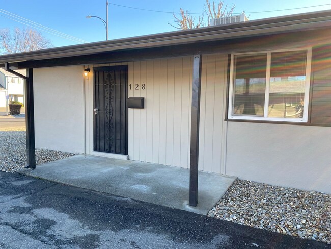 Building Photo - 2bed/1bath duplex 1 block from Vaca High S...