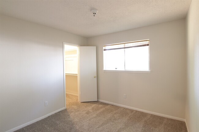 Building Photo - 15127 Grove Gardens Dr