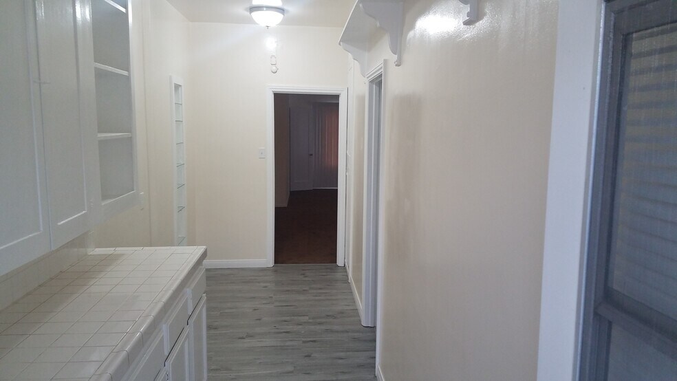 Kitchen - 3915 E Mayfield St