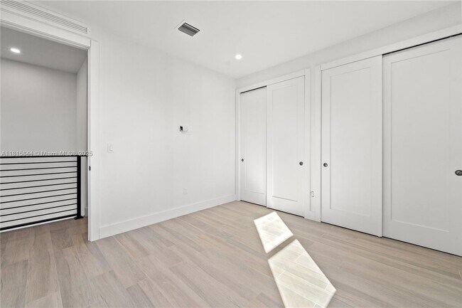 Building Photo - 740 NW 24th Ct