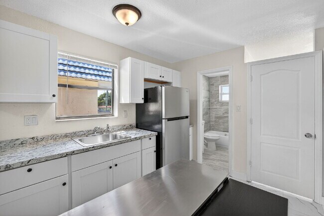 Building Photo - Bright & Modern 1-Bedroom Apartment in Pri...