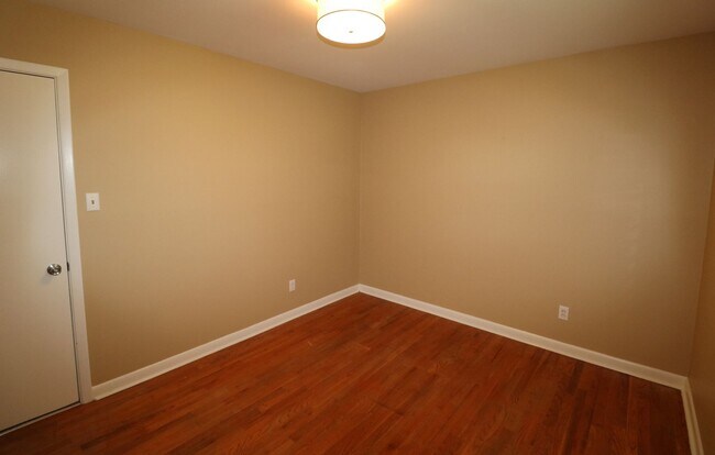 Building Photo - 2815 Ashwood Dr