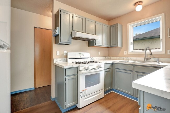 Building Photo - East Anchorage Home with In Unit Laundry a...