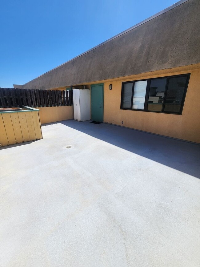Building Photo - Comfortable One Bed, One Bath Apartment- W...