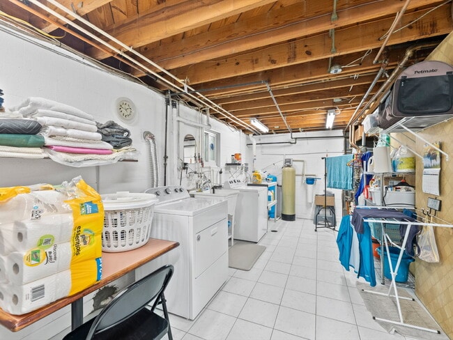 Building Photo - "Stunning 4-Bed Oasis with Granite Eleganc...