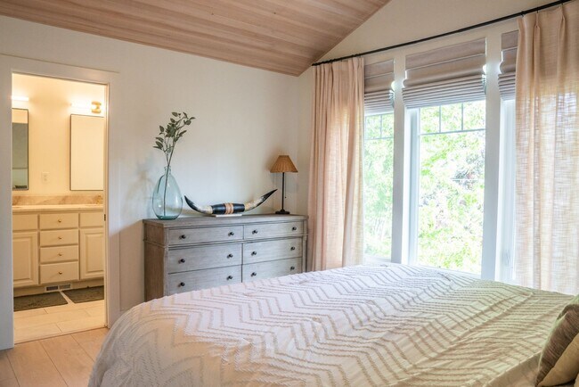 Building Photo - Newly Professionally Designed Home Westsid...
