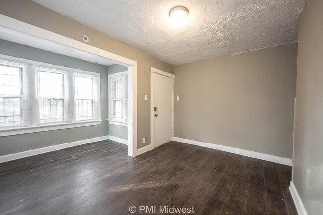 Building Photo - Charming 1 Bed Duplex with Full Bath in Indianapolis!