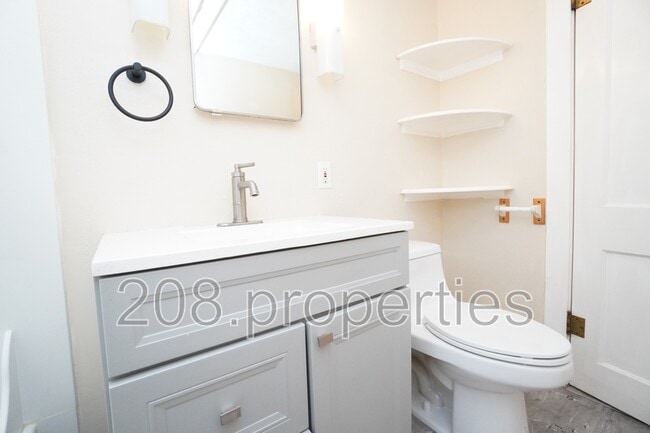 Building Photo - 2506 Woodlawn Ave