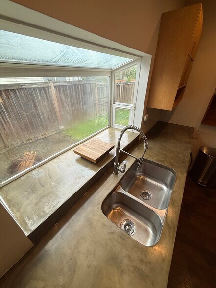 Building Photo - 406 E 43rd St