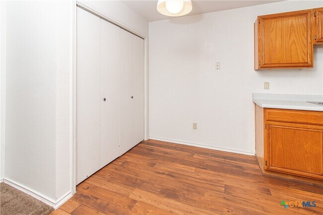 Building Photo - 1703 Cedarhill Dr