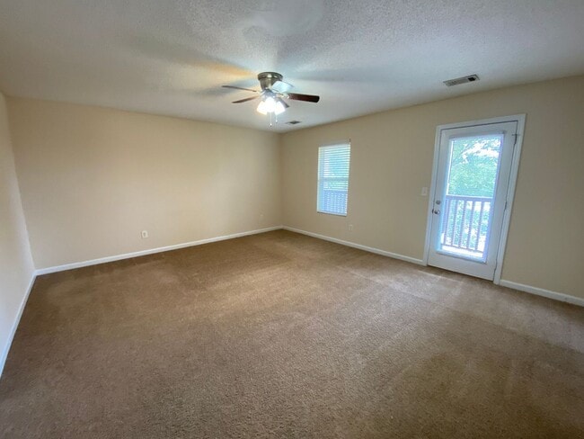Building Photo - LEASING FOR AUGUST 2025! FENCED IN YARD!!