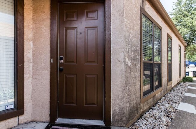Building Photo - 3/2 Attached House in Wilshire Heights!