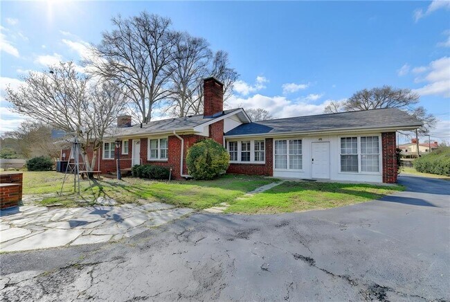 Building Photo - 8 Highland Ln