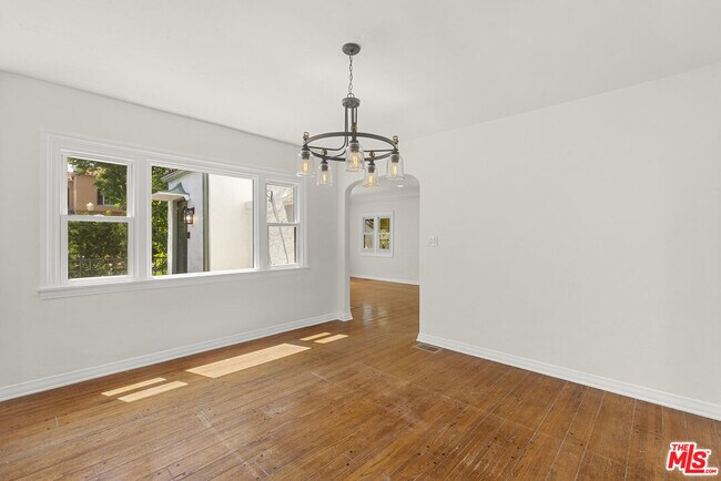 Building Photo - 1122 S La Peer Dr