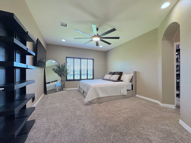 Building Photo - East El Paso 4bed/2bath Refrig A/C with Gorgeous Backyard!