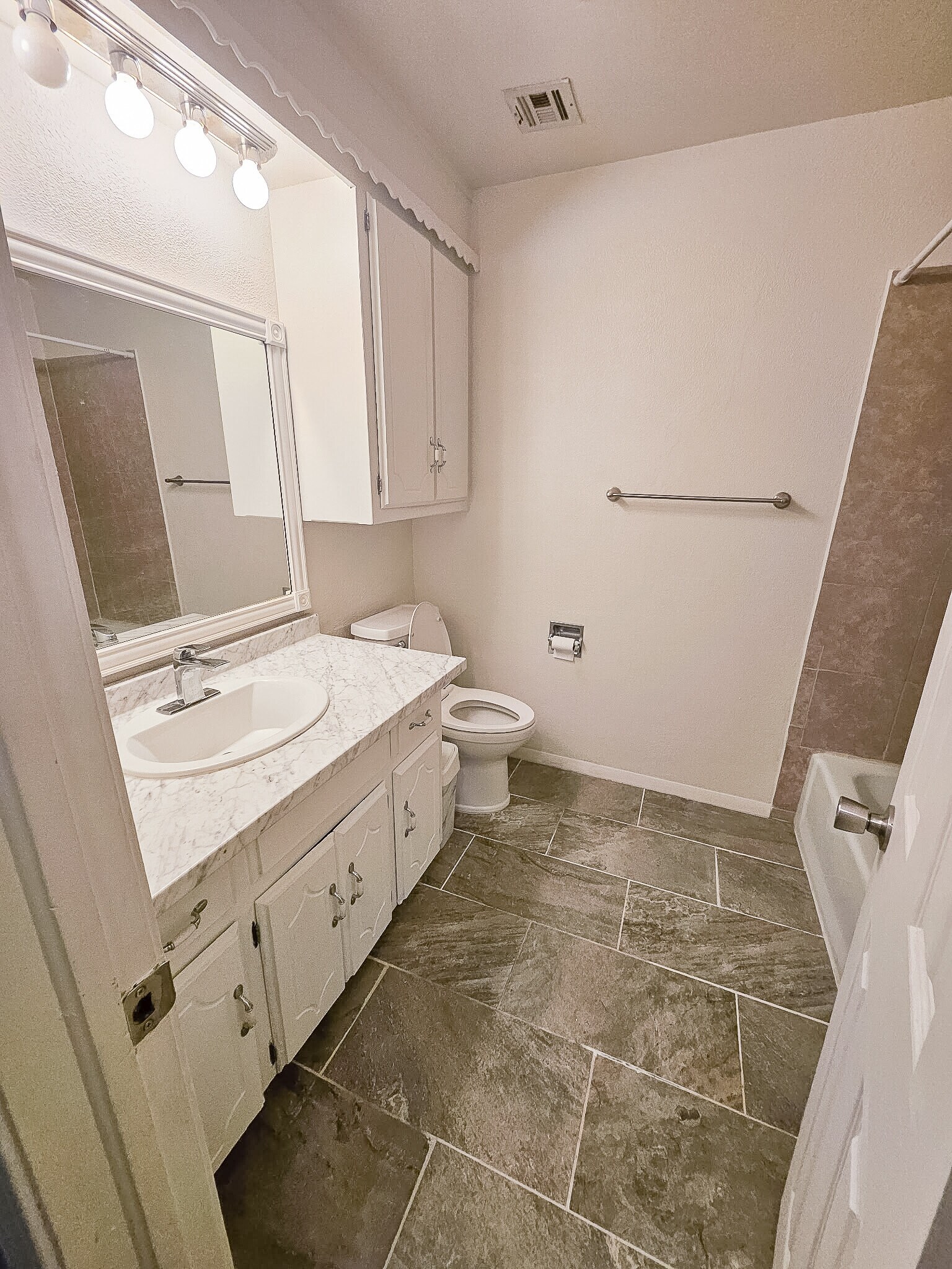 Building Photo - 2513 NW Robinhood Dr