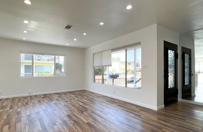 Building Photo - 345 N Florence St