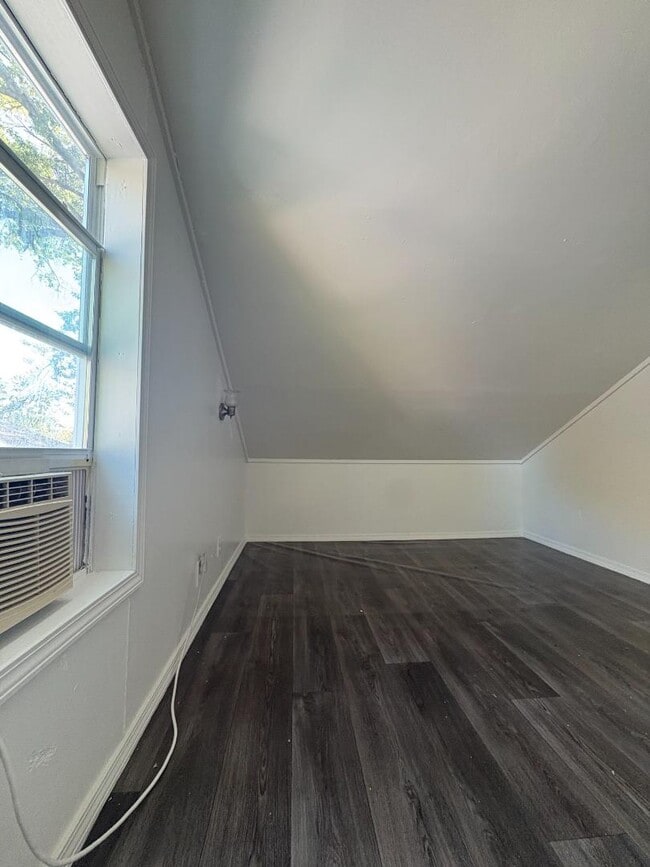 Building Photo - 1439 S Oak Ave