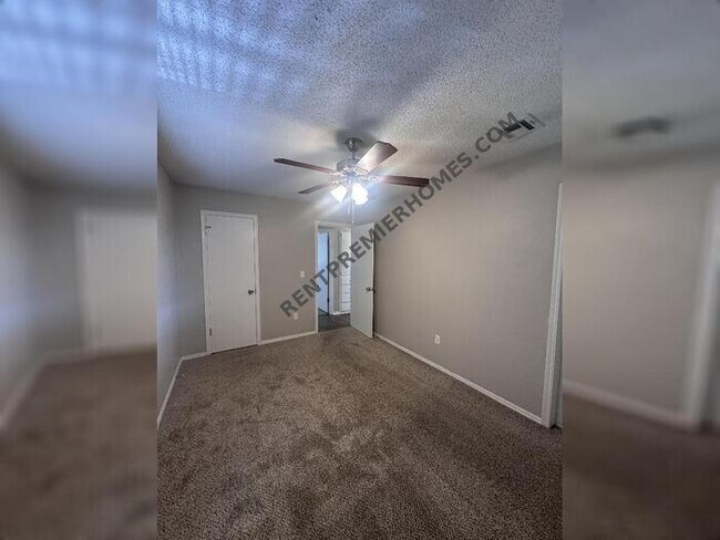 Building Photo - 4400 Meadowpark Dr