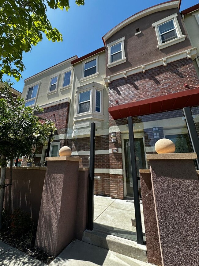 Primary Photo - Tralee Village-Tri-Level Townhome, Modern ...