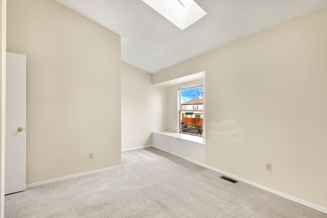 Building Photo - Charming Two-Story Townhome with Finished ...