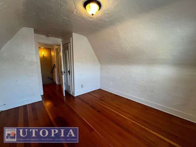Building Photo - Charming 3 Bedroom, 1.5 Bathroom close to ...