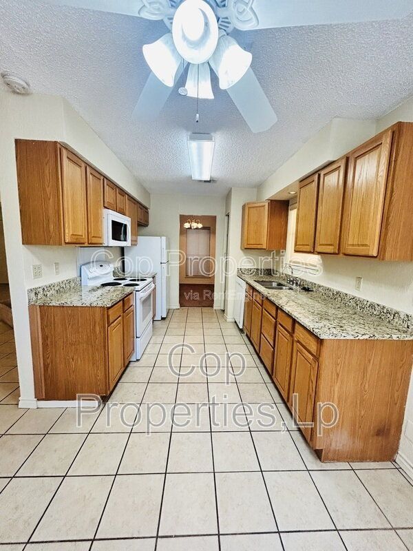 Building Photo - 14810 Ridge Hill Dr