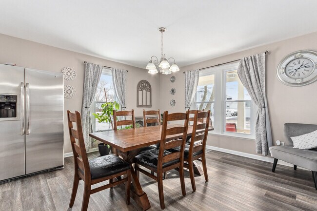 Building Photo - 552 Simms St