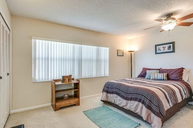 Building Photo - Beautiful Townhome Walking Distance to the...