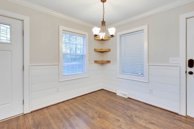 Building Photo - Cute & Private 3BR Home Ready for Move-In