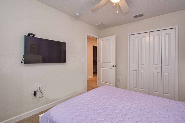 Building Photo - 4728 Sleepy Hollow Dr