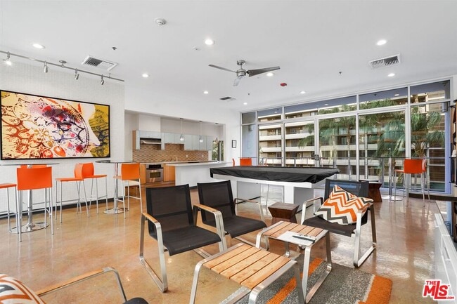 Building Photo - 645 W 9th St