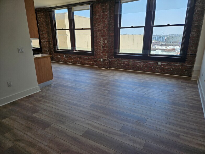 Building Photo - 460 S Spring St