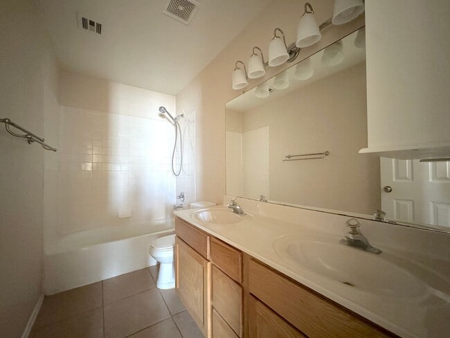 Building Photo - East El Paso 3bed/2bath Refrig A/C!