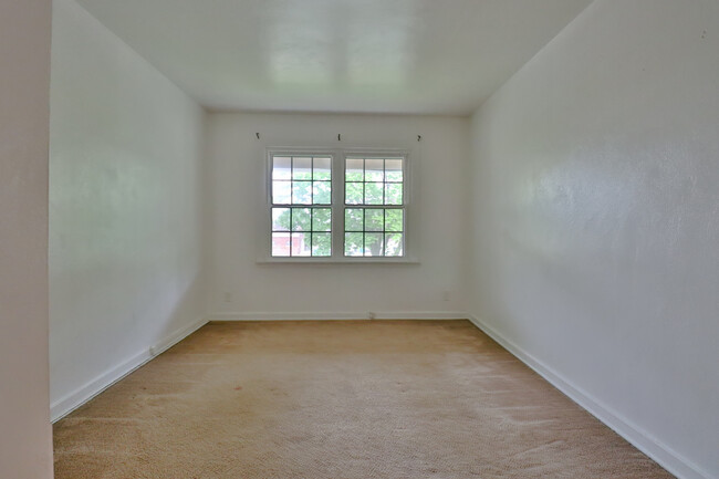 Building Photo - 831 N Raynor Ave